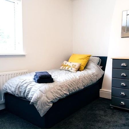4 Bedroom - Sleep 9 Home In Cheadle Staffordshire - Alton Towers Polar Express Dimmingsdale Peak District Trentham Gardens Water World Dış mekan fotoğraf