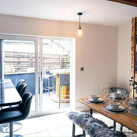 4 Bedroom - Sleep 9 Home In Cheadle Staffordshire - Alton Towers Polar Express Dimmingsdale Peak District Trentham Gardens Water World Dış mekan fotoğraf