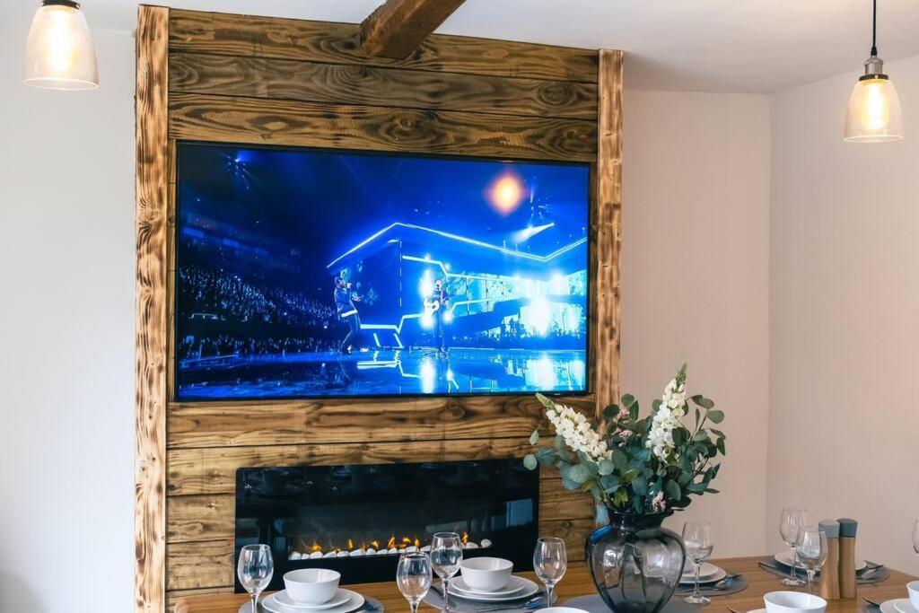 4 Bedroom - Sleep 9 Home In Cheadle Staffordshire - Alton Towers Polar Express Dimmingsdale Peak District Trentham Gardens Water World Dış mekan fotoğraf