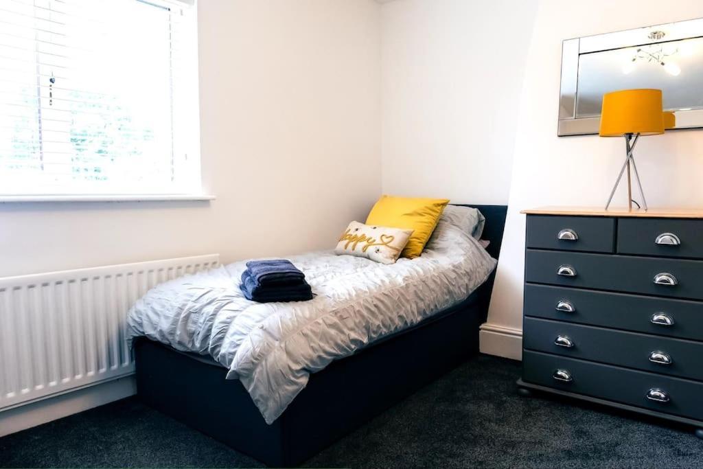 4 Bedroom - Sleep 9 Home In Cheadle Staffordshire - Alton Towers Polar Express Dimmingsdale Peak District Trentham Gardens Water World Dış mekan fotoğraf
