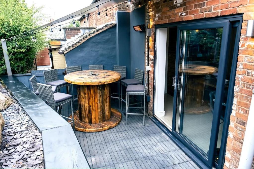 4 Bedroom - Sleep 9 Home In Cheadle Staffordshire - Alton Towers Polar Express Dimmingsdale Peak District Trentham Gardens Water World Dış mekan fotoğraf