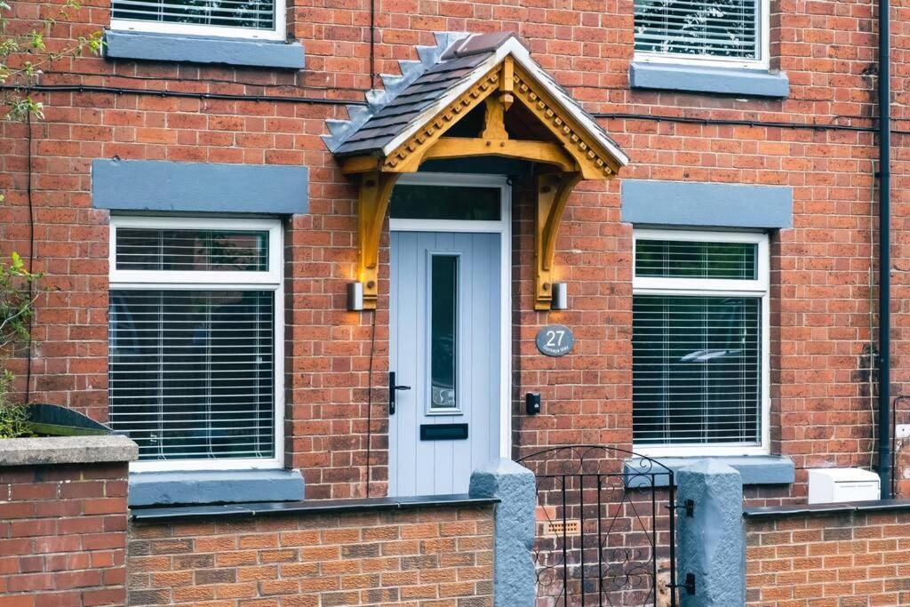 4 Bedroom - Sleep 9 Home In Cheadle Staffordshire - Alton Towers Polar Express Dimmingsdale Peak District Trentham Gardens Water World Dış mekan fotoğraf
