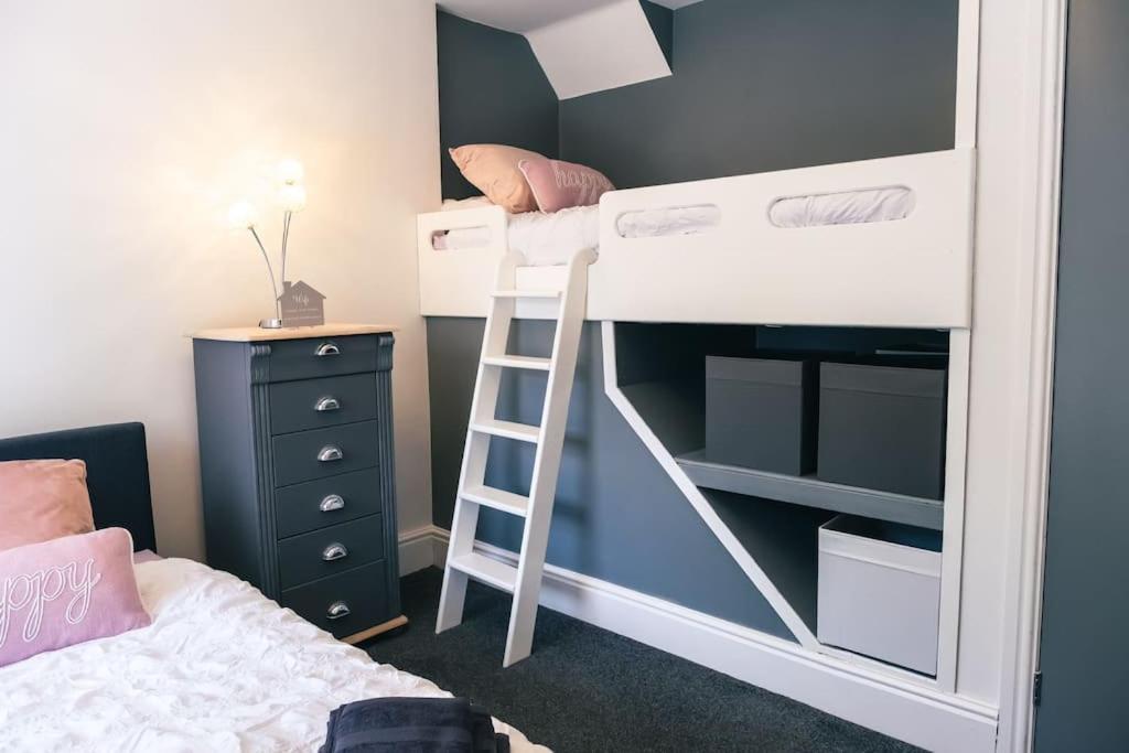 4 Bedroom - Sleep 9 Home In Cheadle Staffordshire - Alton Towers Polar Express Dimmingsdale Peak District Trentham Gardens Water World Dış mekan fotoğraf
