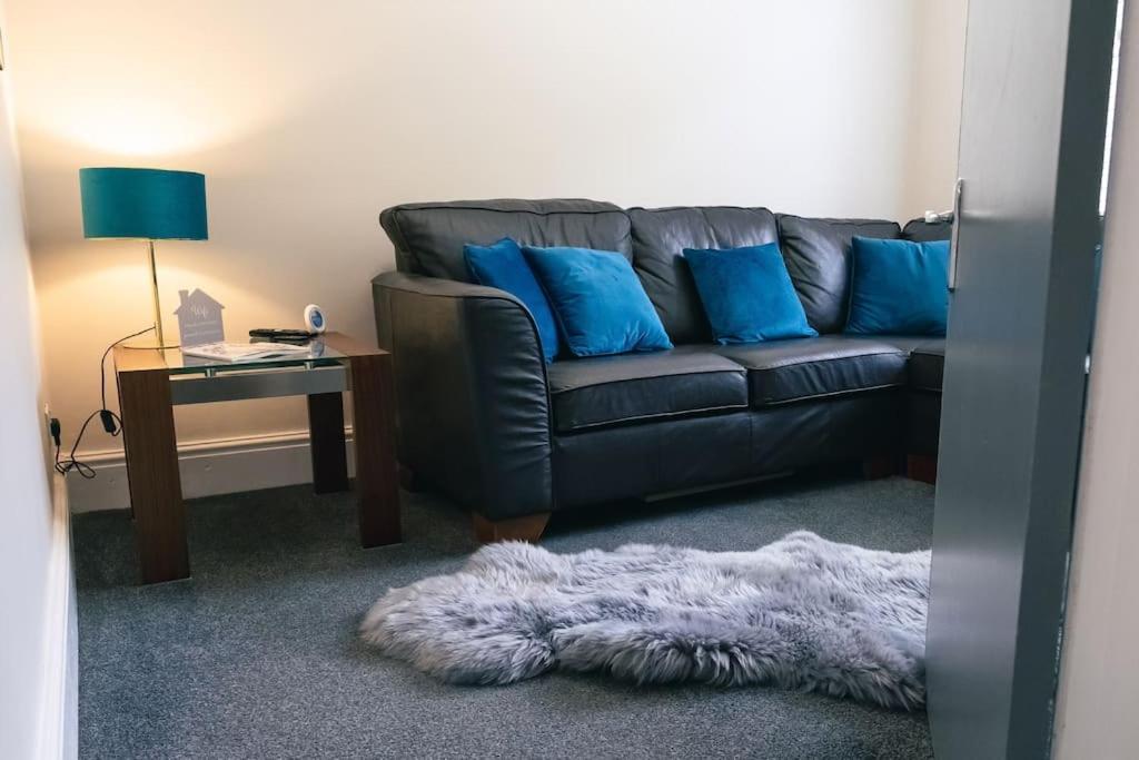 4 Bedroom - Sleep 9 Home In Cheadle Staffordshire - Alton Towers Polar Express Dimmingsdale Peak District Trentham Gardens Water World Dış mekan fotoğraf