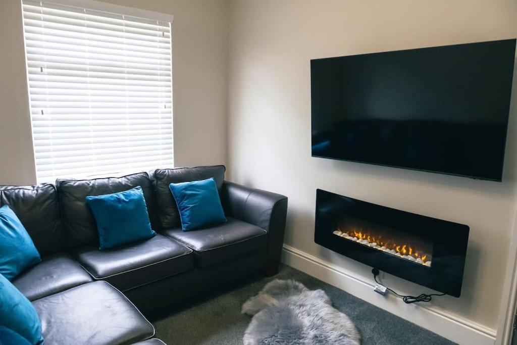 4 Bedroom - Sleep 9 Home In Cheadle Staffordshire - Alton Towers Polar Express Dimmingsdale Peak District Trentham Gardens Water World Dış mekan fotoğraf