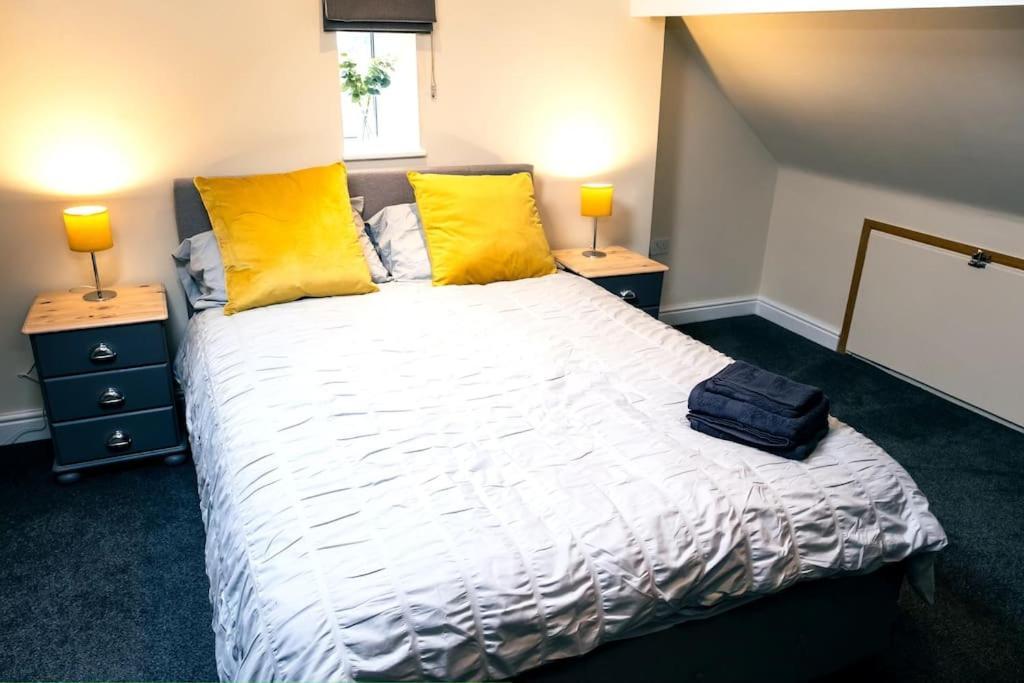 4 Bedroom - Sleep 9 Home In Cheadle Staffordshire - Alton Towers Polar Express Dimmingsdale Peak District Trentham Gardens Water World Dış mekan fotoğraf