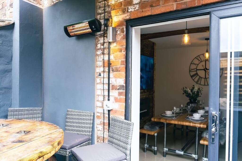 4 Bedroom - Sleep 9 Home In Cheadle Staffordshire - Alton Towers Polar Express Dimmingsdale Peak District Trentham Gardens Water World Dış mekan fotoğraf