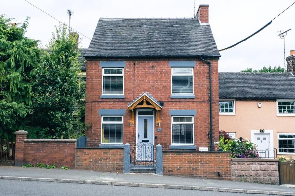 4 Bedroom - Sleep 9 Home In Cheadle Staffordshire - Alton Towers Polar Express Dimmingsdale Peak District Trentham Gardens Water World Dış mekan fotoğraf