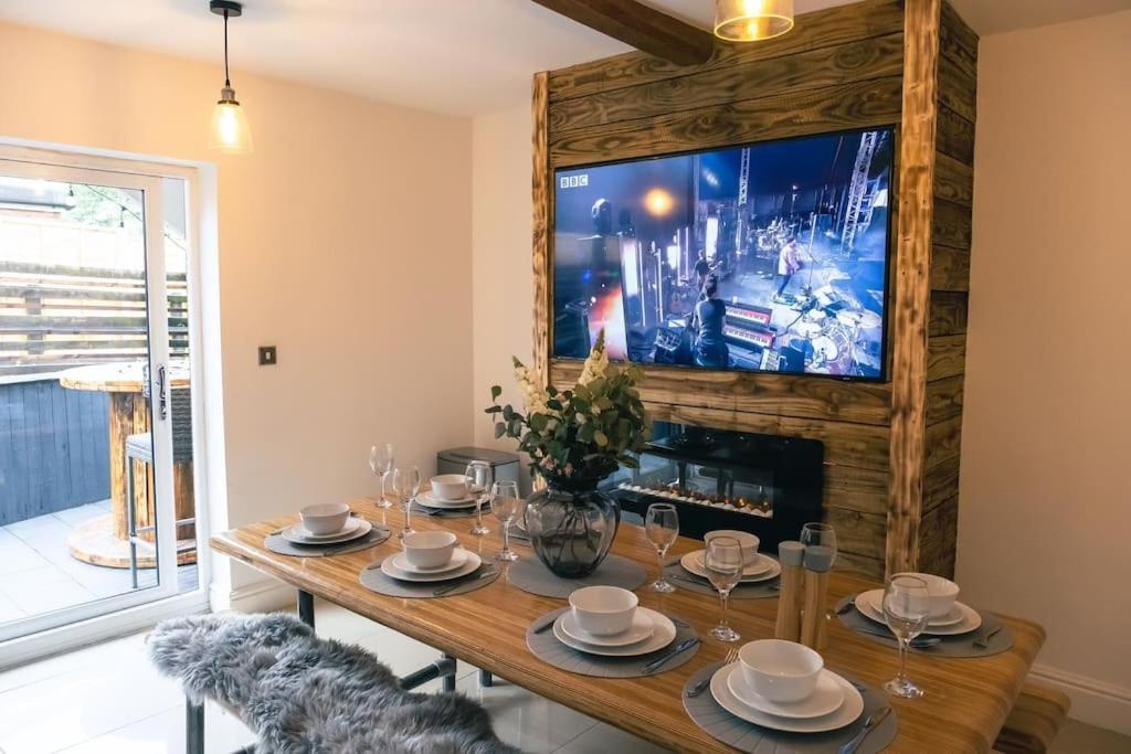 4 Bedroom - Sleep 9 Home In Cheadle Staffordshire - Alton Towers Polar Express Dimmingsdale Peak District Trentham Gardens Water World Dış mekan fotoğraf