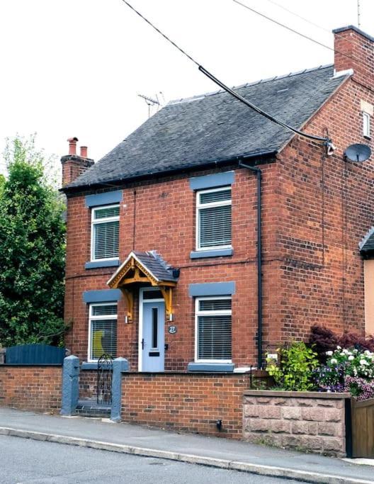 4 Bedroom - Sleep 9 Home In Cheadle Staffordshire - Alton Towers Polar Express Dimmingsdale Peak District Trentham Gardens Water World Dış mekan fotoğraf
