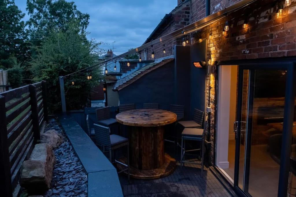 4 Bedroom - Sleep 9 Home In Cheadle Staffordshire - Alton Towers Polar Express Dimmingsdale Peak District Trentham Gardens Water World Dış mekan fotoğraf