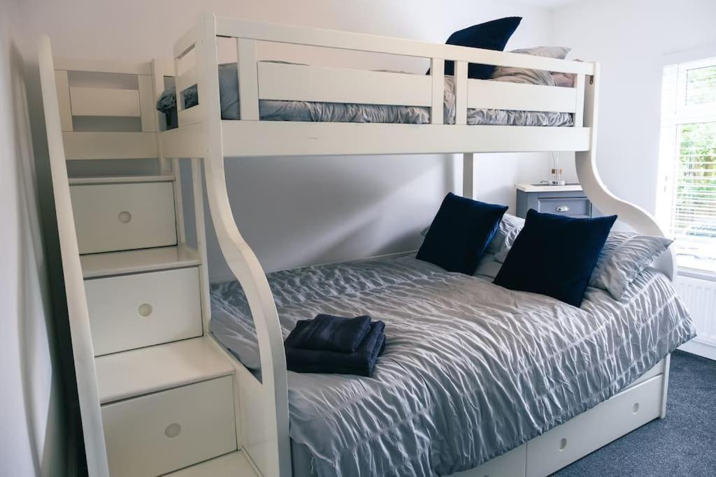 4 Bedroom - Sleep 9 Home In Cheadle Staffordshire - Alton Towers Polar Express Dimmingsdale Peak District Trentham Gardens Water World Dış mekan fotoğraf