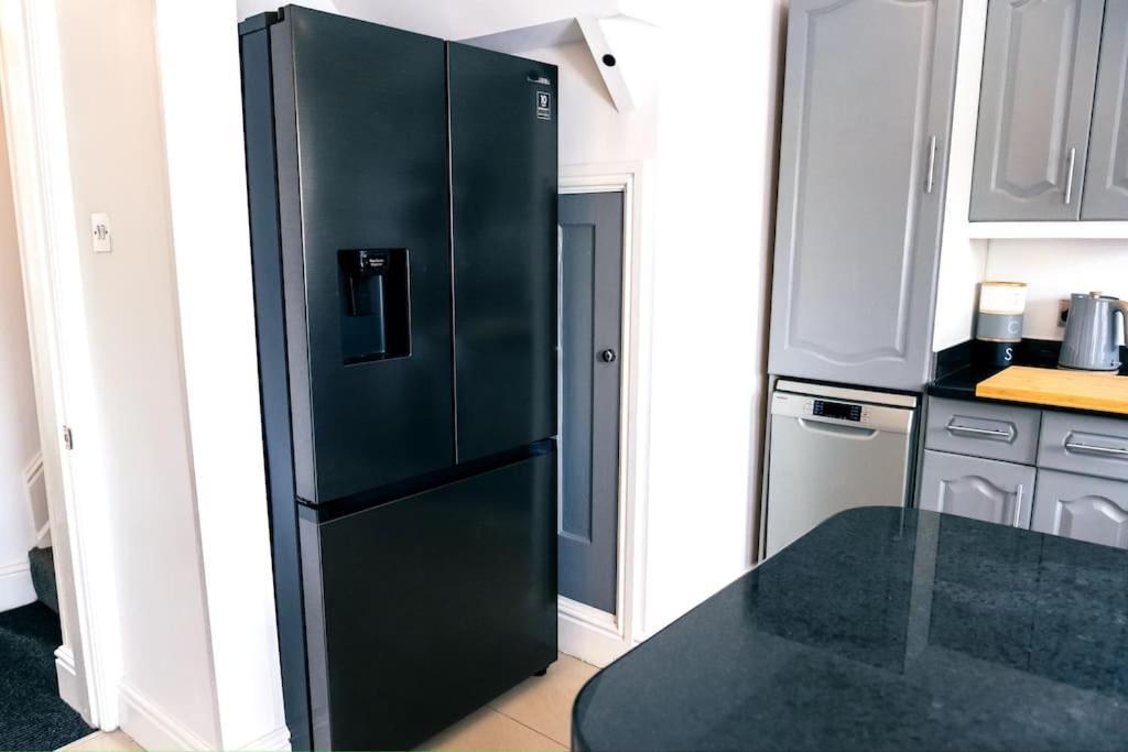 4 Bedroom - Sleep 9 Home In Cheadle Staffordshire - Alton Towers Polar Express Dimmingsdale Peak District Trentham Gardens Water World Dış mekan fotoğraf