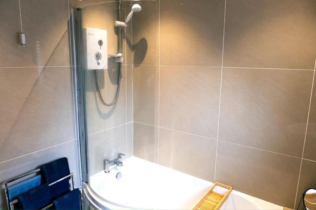 4 Bedroom - Sleep 9 Home In Cheadle Staffordshire - Alton Towers Polar Express Dimmingsdale Peak District Trentham Gardens Water World Dış mekan fotoğraf