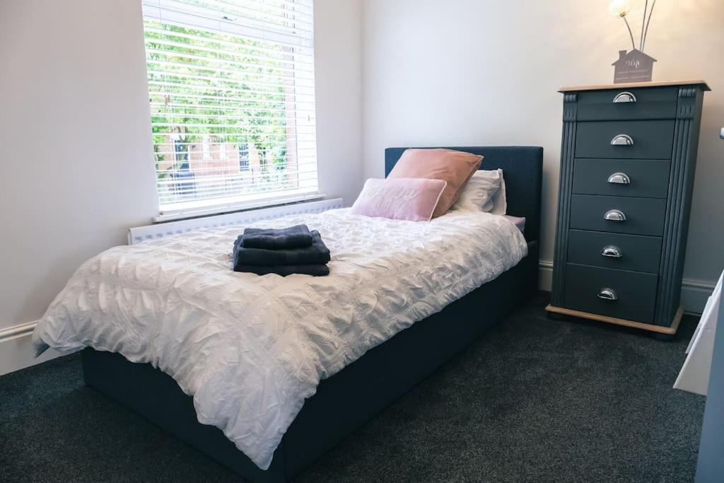 4 Bedroom - Sleep 9 Home In Cheadle Staffordshire - Alton Towers Polar Express Dimmingsdale Peak District Trentham Gardens Water World Dış mekan fotoğraf