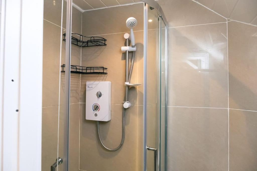 4 Bedroom - Sleep 9 Home In Cheadle Staffordshire - Alton Towers Polar Express Dimmingsdale Peak District Trentham Gardens Water World Dış mekan fotoğraf