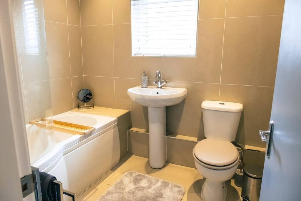 4 Bedroom - Sleep 9 Home In Cheadle Staffordshire - Alton Towers Polar Express Dimmingsdale Peak District Trentham Gardens Water World Dış mekan fotoğraf