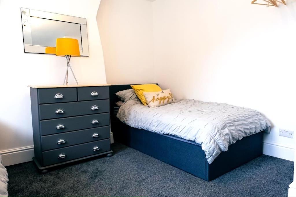 4 Bedroom - Sleep 9 Home In Cheadle Staffordshire - Alton Towers Polar Express Dimmingsdale Peak District Trentham Gardens Water World Dış mekan fotoğraf