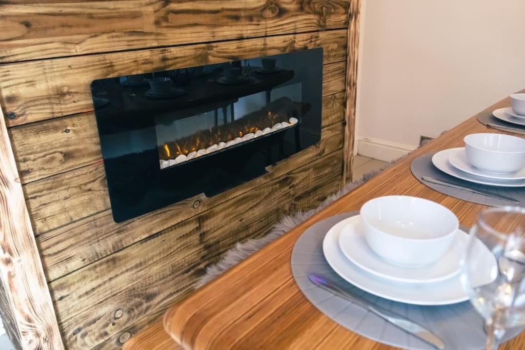 4 Bedroom - Sleep 9 Home In Cheadle Staffordshire - Alton Towers Polar Express Dimmingsdale Peak District Trentham Gardens Water World Dış mekan fotoğraf