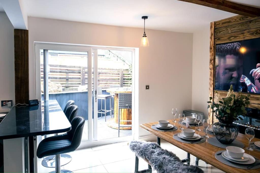 4 Bedroom - Sleep 9 Home In Cheadle Staffordshire - Alton Towers Polar Express Dimmingsdale Peak District Trentham Gardens Water World Dış mekan fotoğraf