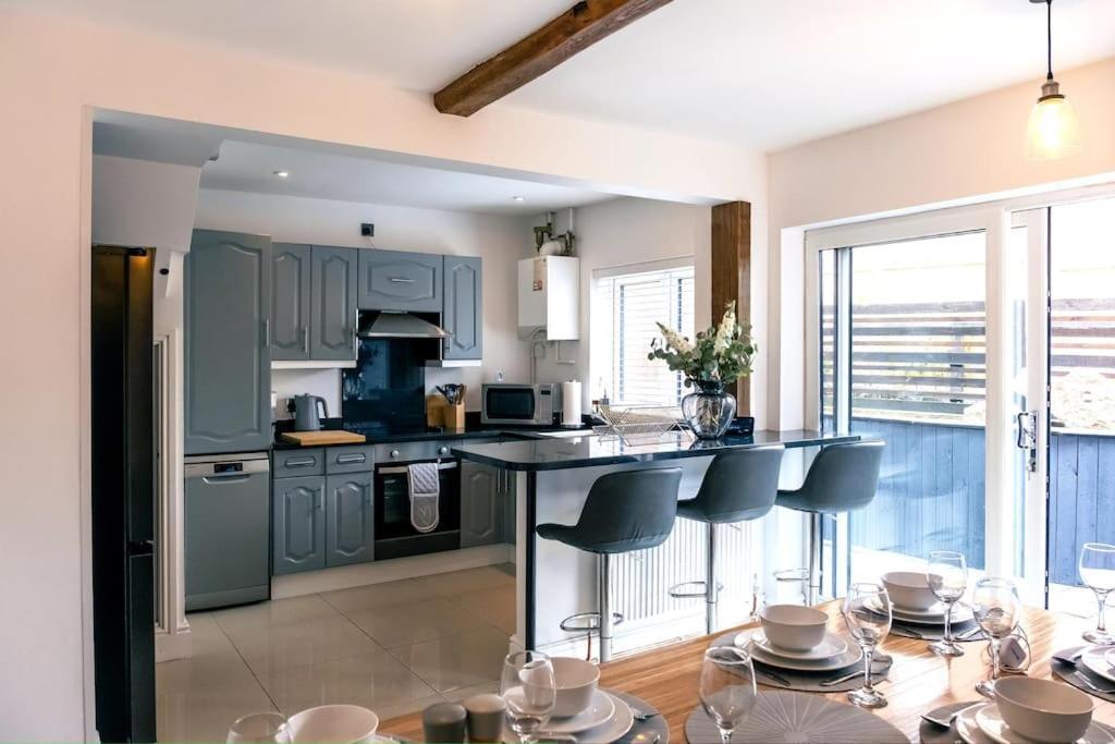 4 Bedroom - Sleep 9 Home In Cheadle Staffordshire - Alton Towers Polar Express Dimmingsdale Peak District Trentham Gardens Water World Dış mekan fotoğraf