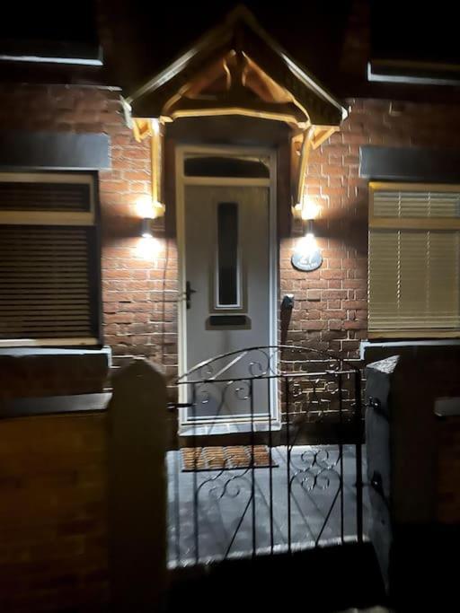 4 Bedroom - Sleep 9 Home In Cheadle Staffordshire - Alton Towers Polar Express Dimmingsdale Peak District Trentham Gardens Water World Dış mekan fotoğraf