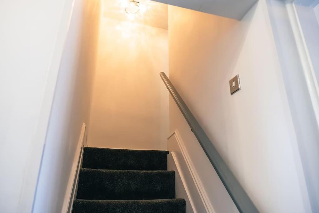 4 Bedroom - Sleep 9 Home In Cheadle Staffordshire - Alton Towers Polar Express Dimmingsdale Peak District Trentham Gardens Water World Dış mekan fotoğraf