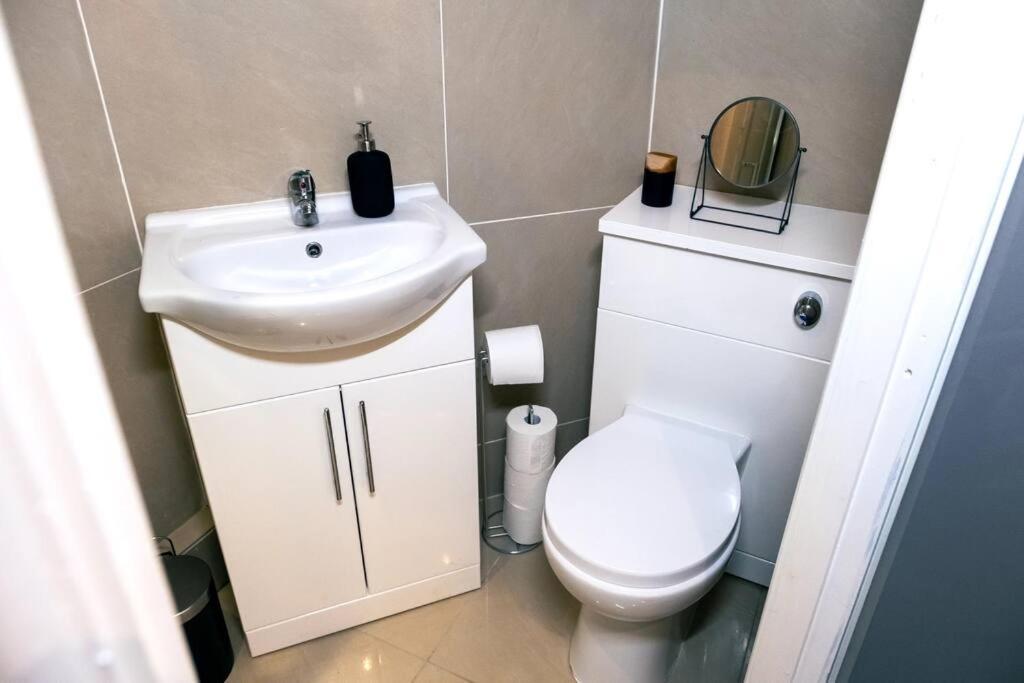 4 Bedroom - Sleep 9 Home In Cheadle Staffordshire - Alton Towers Polar Express Dimmingsdale Peak District Trentham Gardens Water World Dış mekan fotoğraf