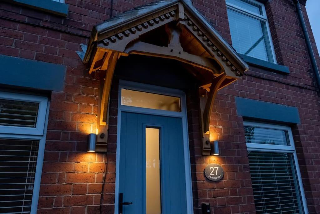 4 Bedroom - Sleep 9 Home In Cheadle Staffordshire - Alton Towers Polar Express Dimmingsdale Peak District Trentham Gardens Water World Dış mekan fotoğraf