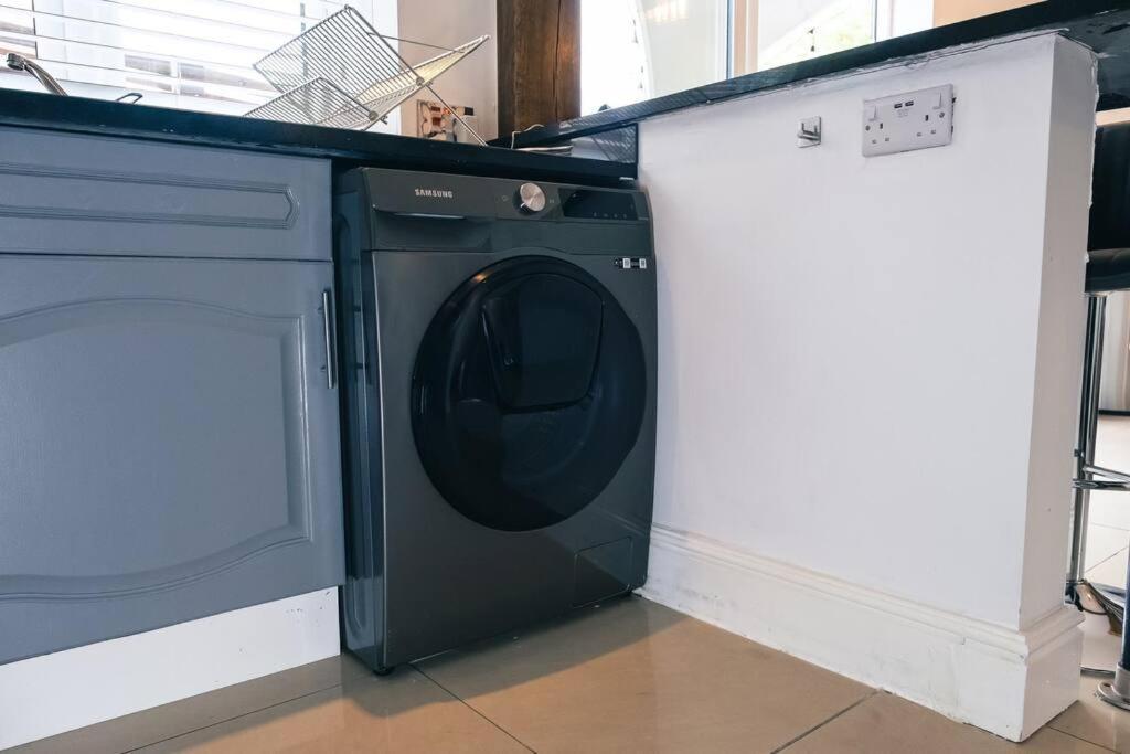 4 Bedroom - Sleep 9 Home In Cheadle Staffordshire - Alton Towers Polar Express Dimmingsdale Peak District Trentham Gardens Water World Dış mekan fotoğraf