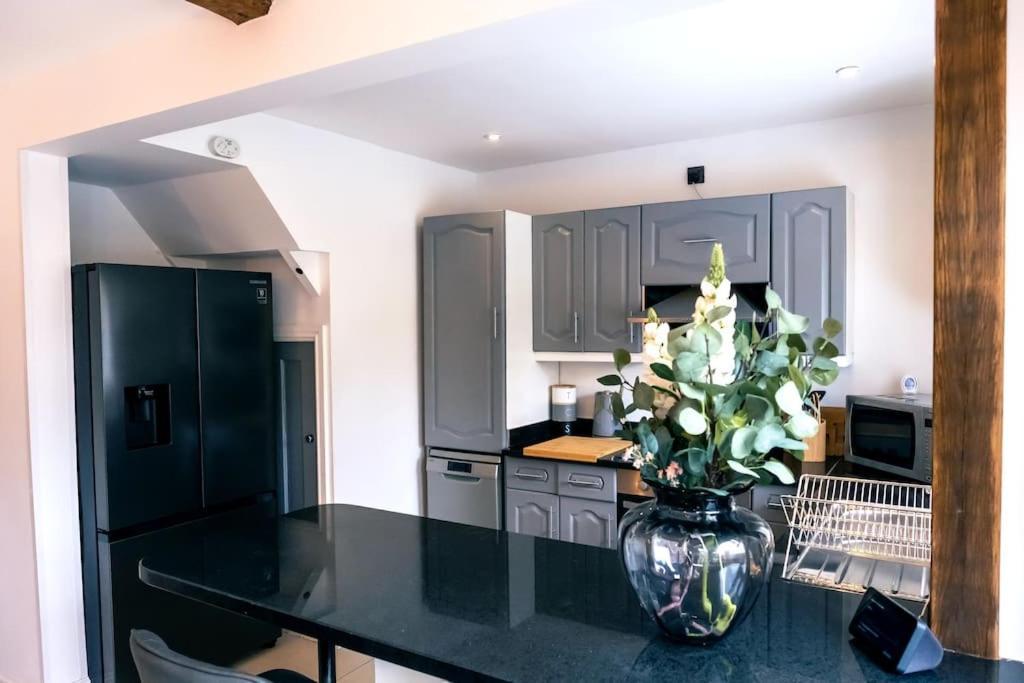 4 Bedroom - Sleep 9 Home In Cheadle Staffordshire - Alton Towers Polar Express Dimmingsdale Peak District Trentham Gardens Water World Dış mekan fotoğraf